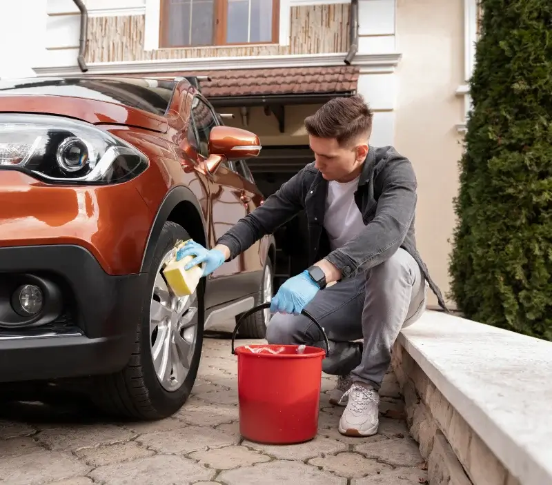 Lavage auto à domicile Saint-Quentin-la-Tour : professionnel intervenant sur un véhicule